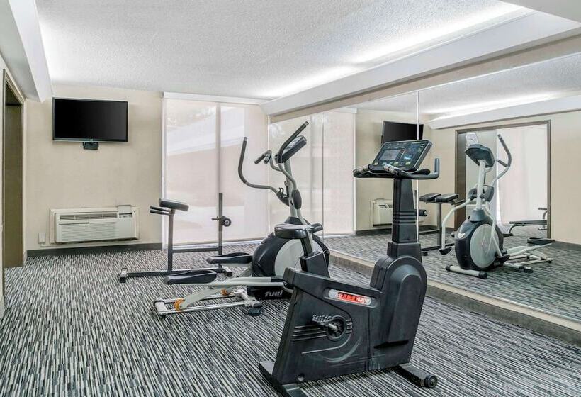 ホテル Quality Inn & Suites Banquet Center