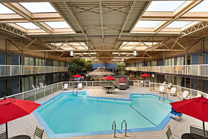 ホテル Ramada By Wyndham Clarion