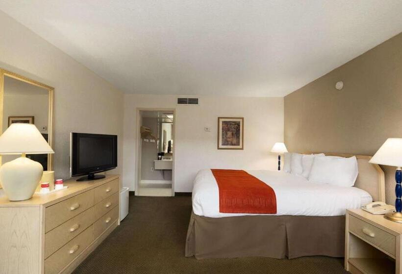 هتل Ramada By Wyndham Kissimmee Gateway   Free Theme Park Shuttle