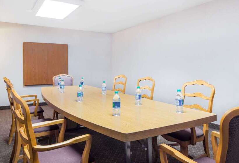 هتل Ramada By Wyndham Macon