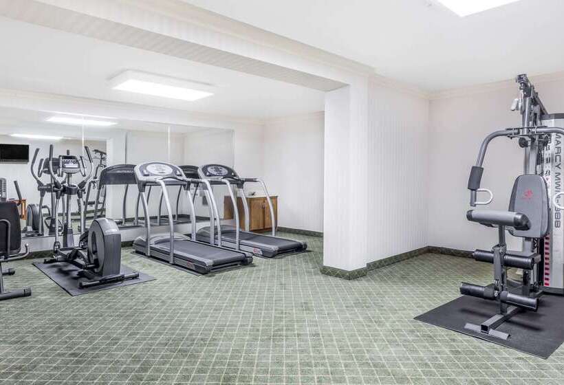 هتل Ramada By Wyndham Macon