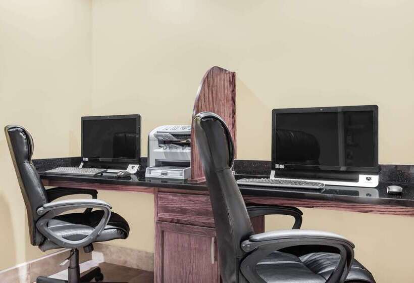 هتل Ramada By Wyndham Macon