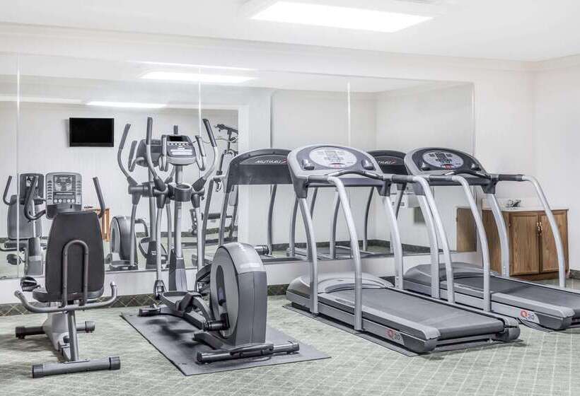 هتل Ramada By Wyndham Macon