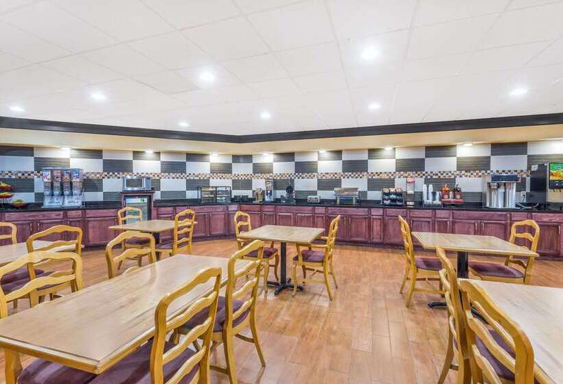 هتل Ramada By Wyndham Macon