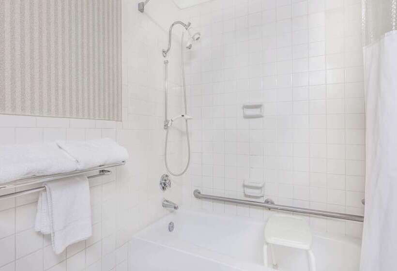 هتل Ramada By Wyndham Macon