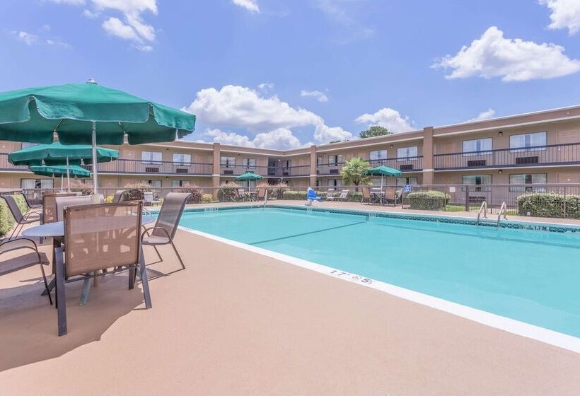 هتل Ramada By Wyndham Macon
