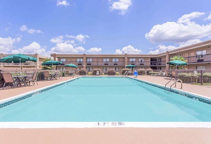 هتل Ramada By Wyndham Macon