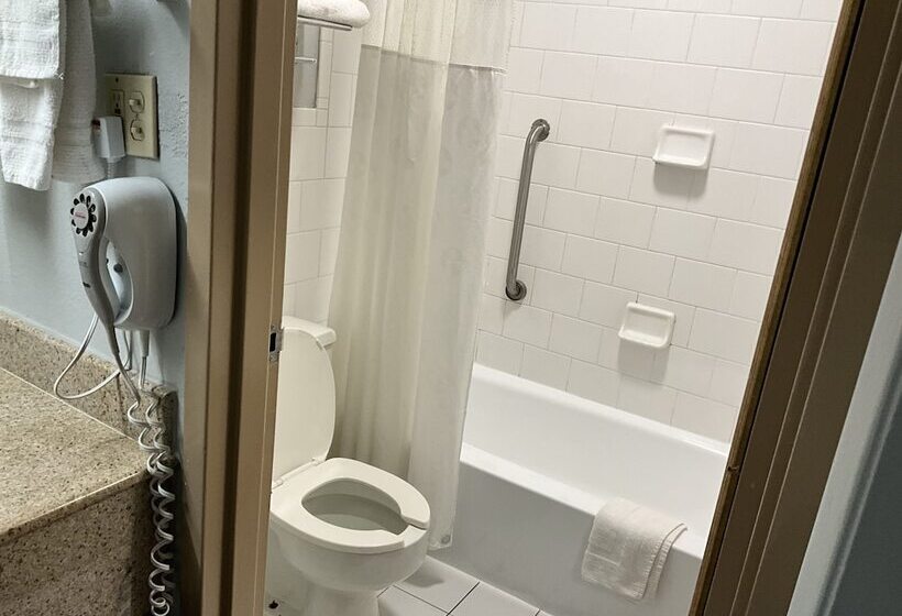 هتل Ramada By Wyndham Macon