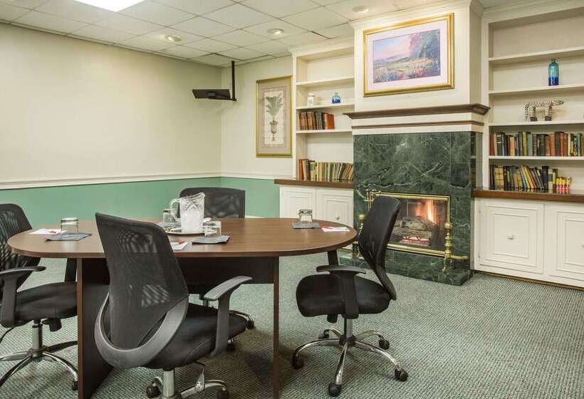 هتل Ramada By Wyndham & Suites Warner Robins