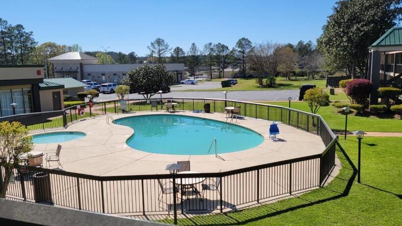 هتل Ramada By Wyndham & Suites Warner Robins