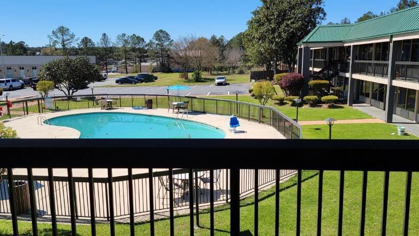 هتل Ramada By Wyndham & Suites Warner Robins