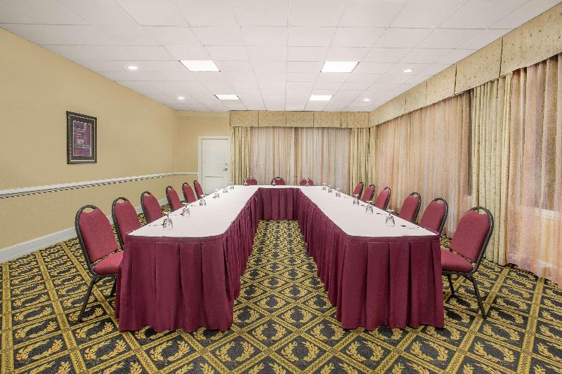 酒店 Ramada Plaza By Wyndham Fayetteville Fort Bragg Area
