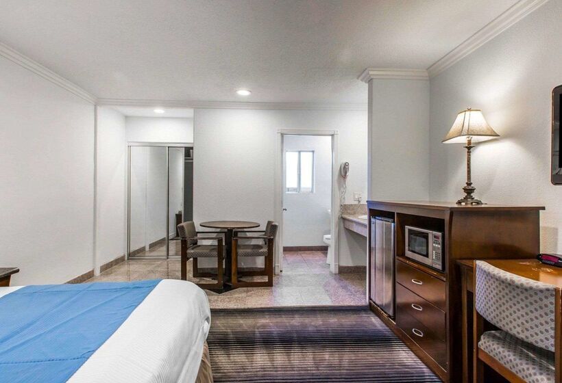 هتل Rodeway Inn & Suites Pacific Coast Highway