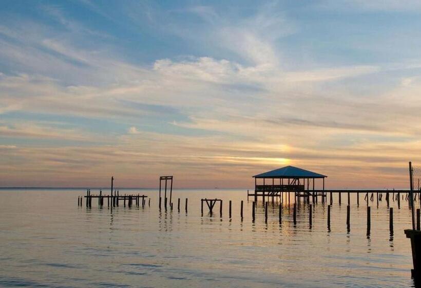 ホテル Solomons Inn Resort & Marina