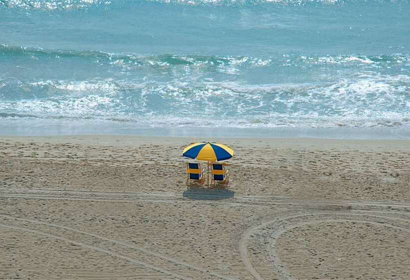 בית מלון כפרי The Singer Oceanfront Resort, Curio Collection By Hilton