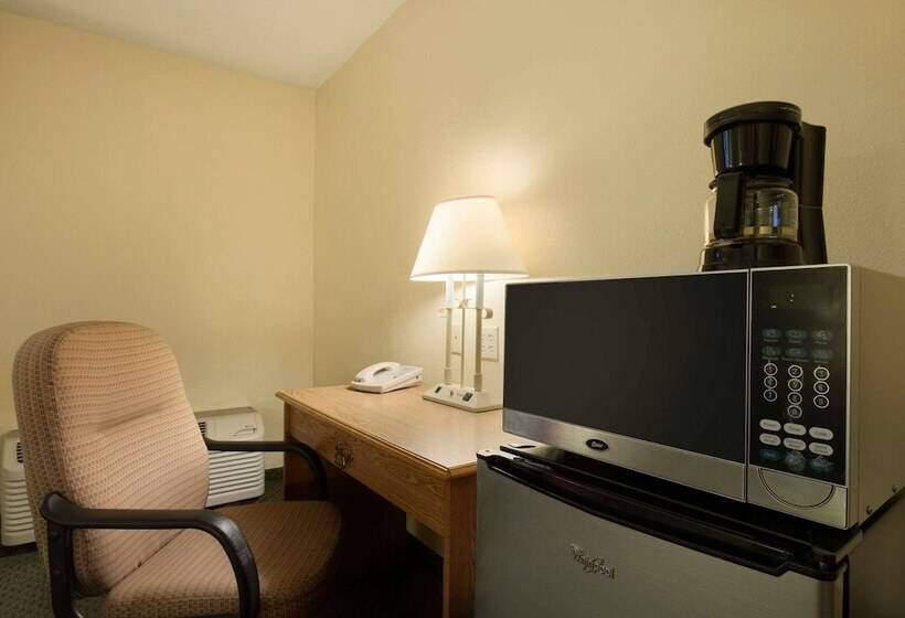 Отель Travelodge By Wyndham Sturgis
