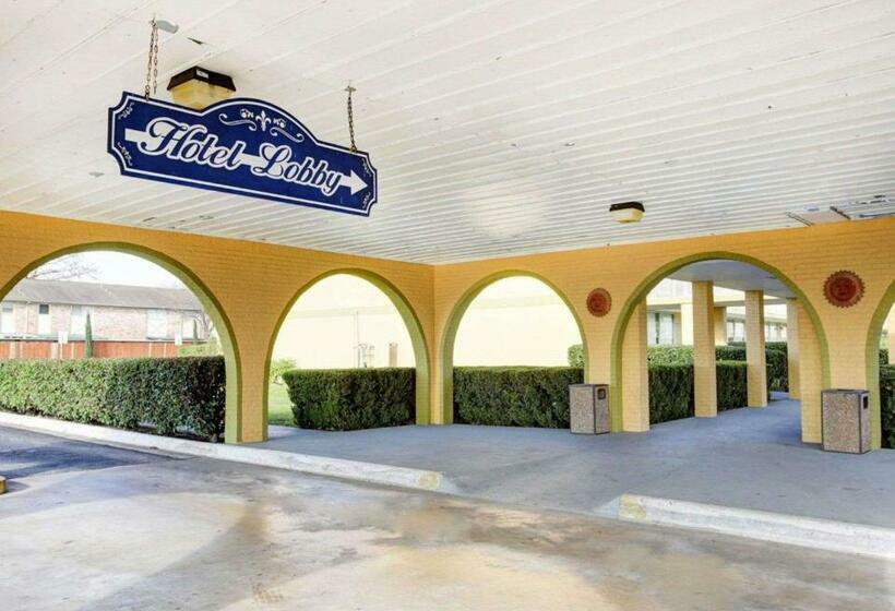 בית מלון כפרי University Inn