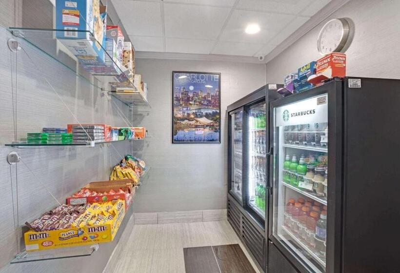 בית מלון כפרי Wyndham Garden Charlotte Airport Southeast