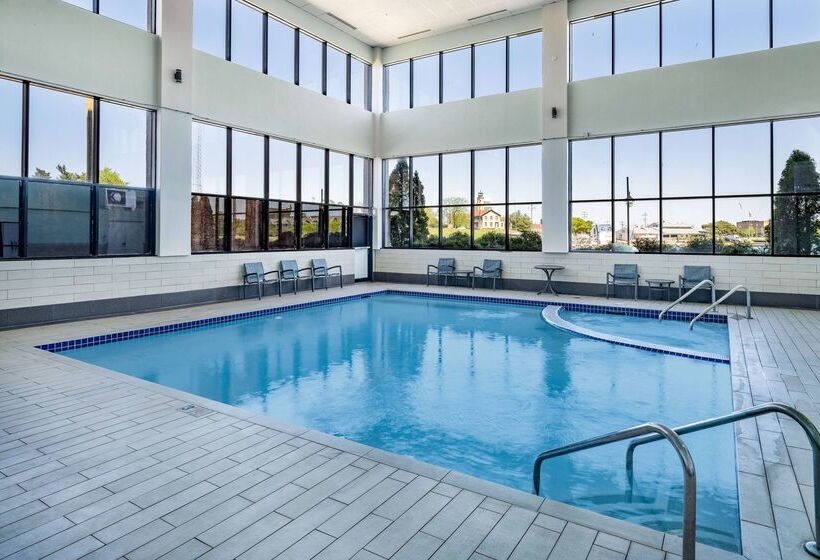Отель Wyndham Garden Kenosha Harborside