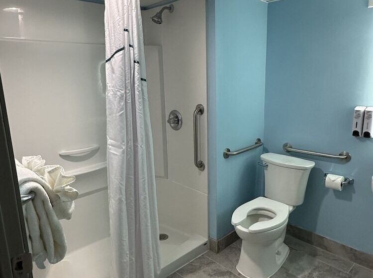 هتل Hometowne Studios By Red Roof & Conference Center Cortland