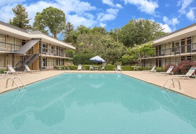 هتل Days Inn By Wyndham Asheville/mall