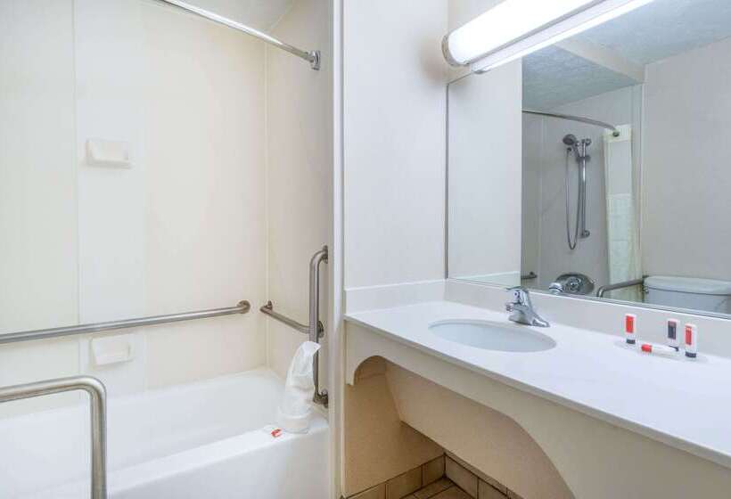 Отель Days Inn By Wyndham Columbus Airport