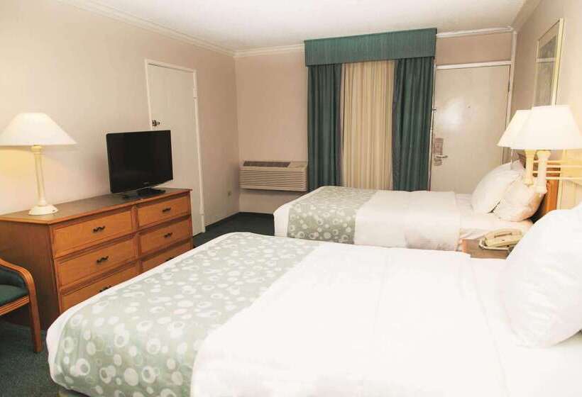 هتل Days Inn By Wyndham Del Rio