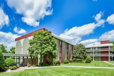 هتل Days Inn & Suites By Wyndham Johnson City