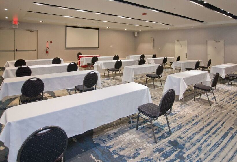 هتل Doubletree By Hilton Chico
