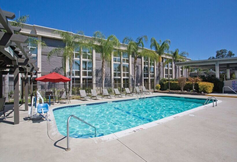 هتل Doubletree By Hilton Chico