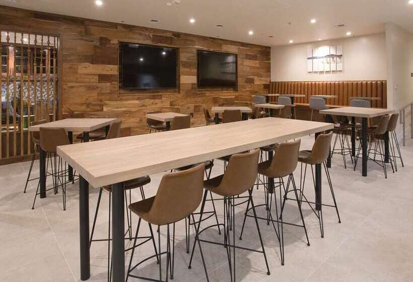 هتل Doubletree By Hilton Chico