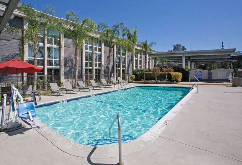 هتل Doubletree By Hilton Chico