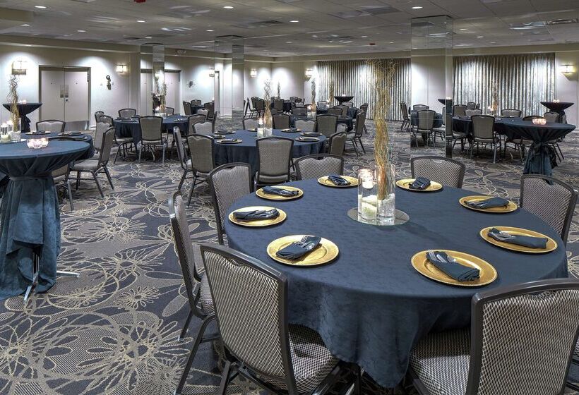 هتل Doubletree By Hilton Madison Downtown