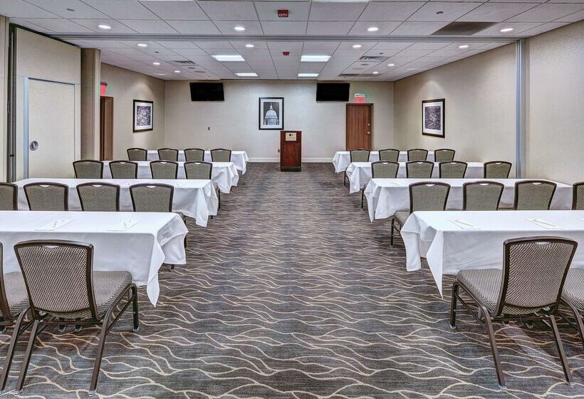 هتل Doubletree By Hilton Madison Downtown