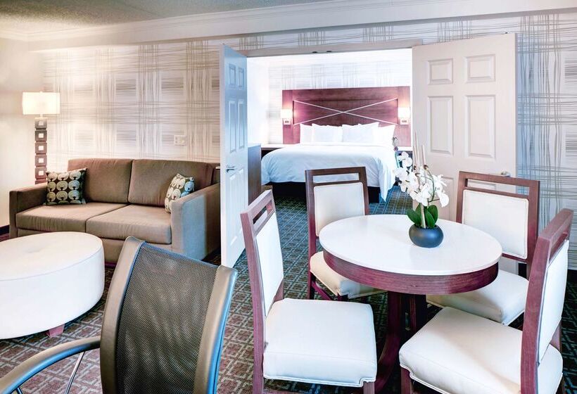 هتل Doubletree By Hilton Madison Downtown