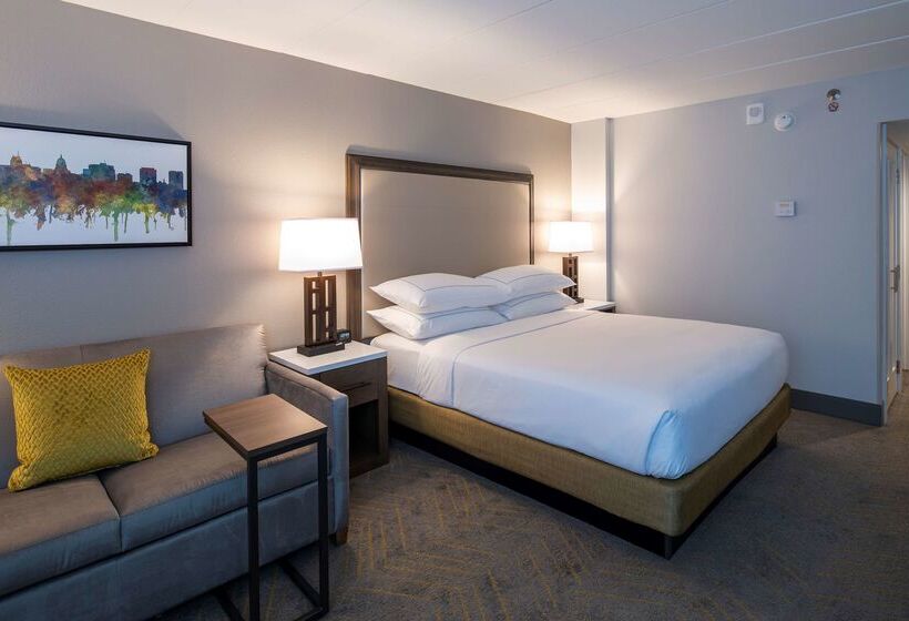 هتل Doubletree By Hilton Madison East