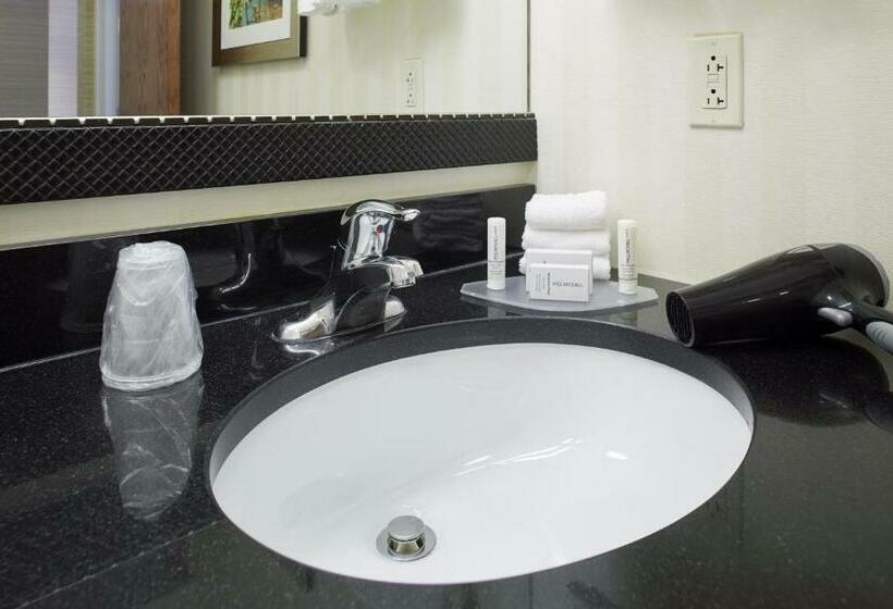 هتل Fairfield Inn & Suites By Marriott Cleveland Beachwood