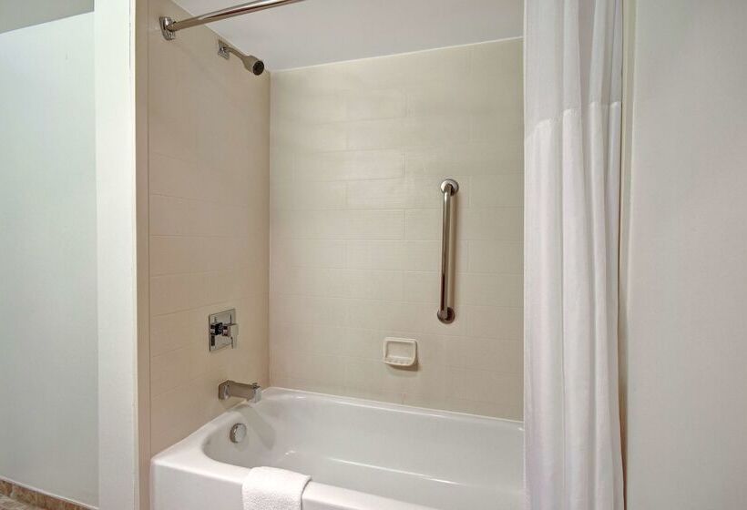 هتل Hampton Inn & Suites Alexandria Old Town Area South