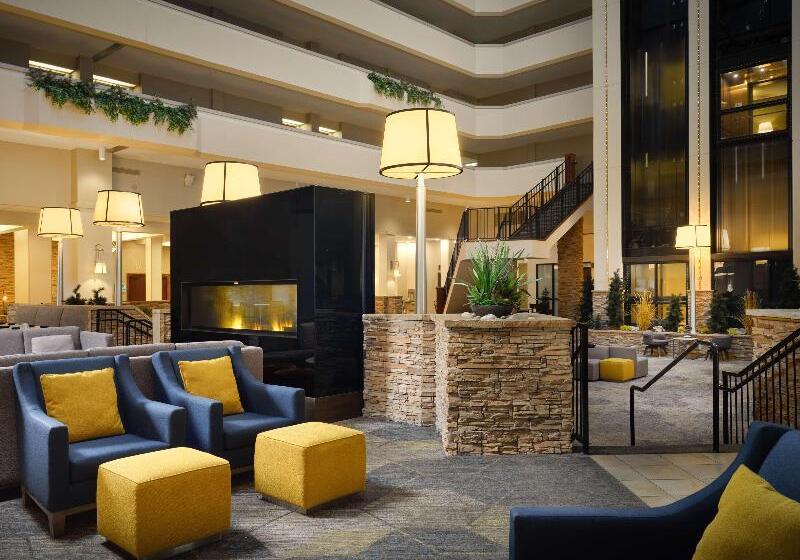 هتل Hilton Fort Collins