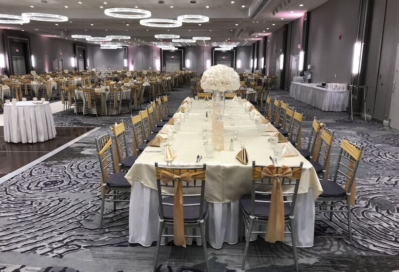 酒店 Holiday Inn Chicago Nw Crystal Lk Conv Ctr, An Ihg