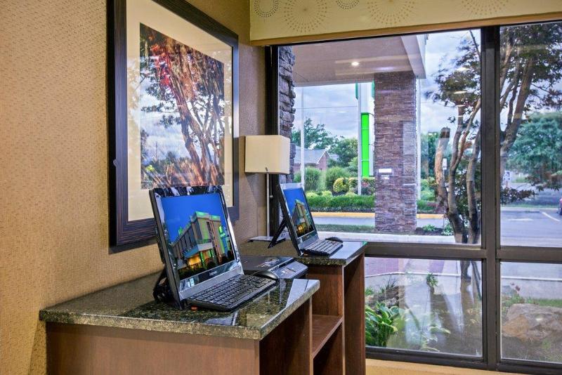 هتل Holiday Inn Roanoke   Tanglewood Route 419 & I 581, An Ihg