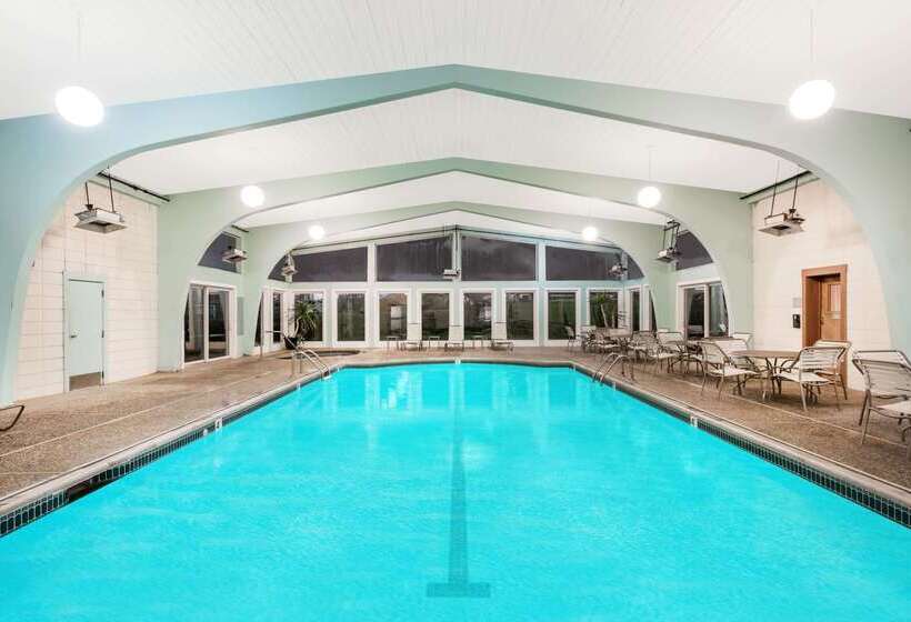 فندق Howard Johnson By Wyndham Middletown Newport Area