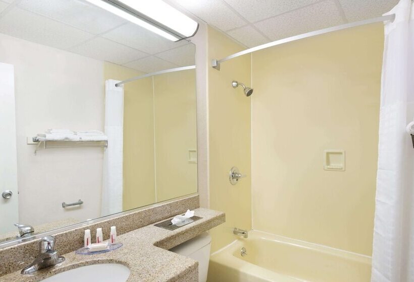 فندق Howard Johnson By Wyndham Newburgh