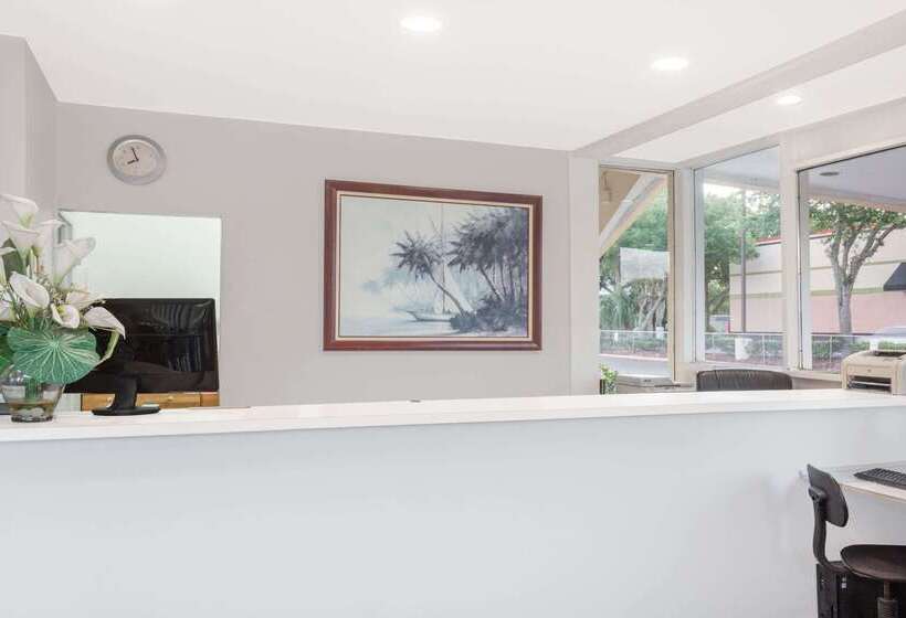 هتل Howard Johnson By Wyndham Vero Beach / Downtown
