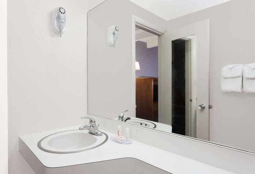 هتل Howard Johnson By Wyndham Vero Beach / Downtown