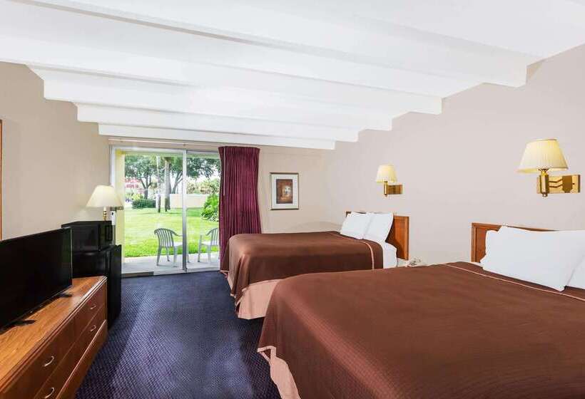 هتل Howard Johnson By Wyndham Vero Beach / Downtown