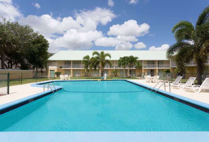 هتل Howard Johnson By Wyndham Vero Beach / Downtown