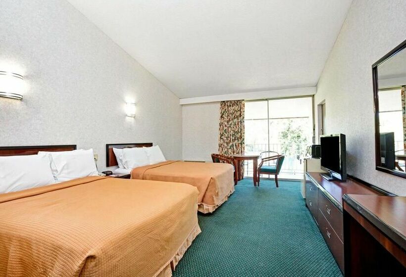 هتل Knights Inn Claremont