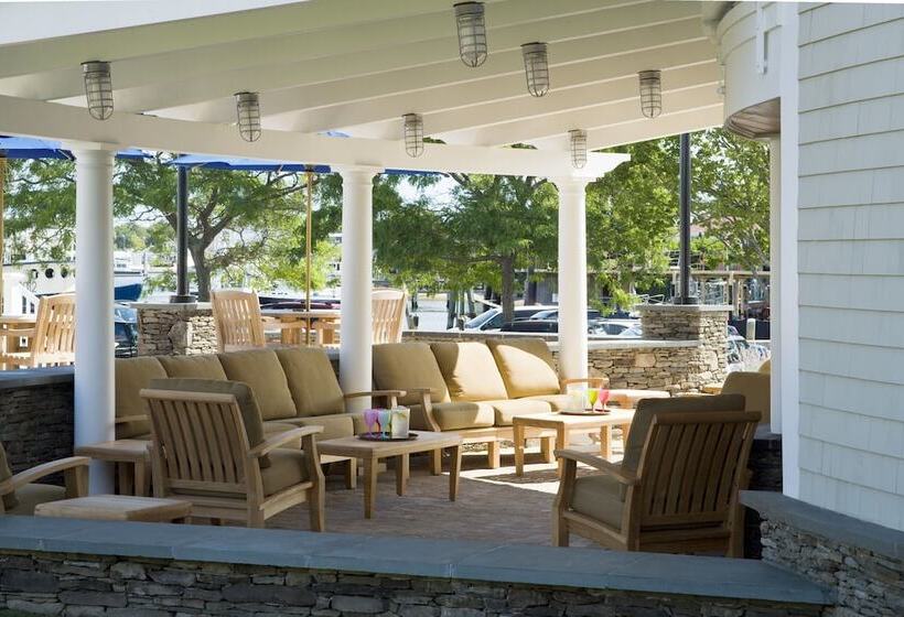 هتل Hyannis Harbor