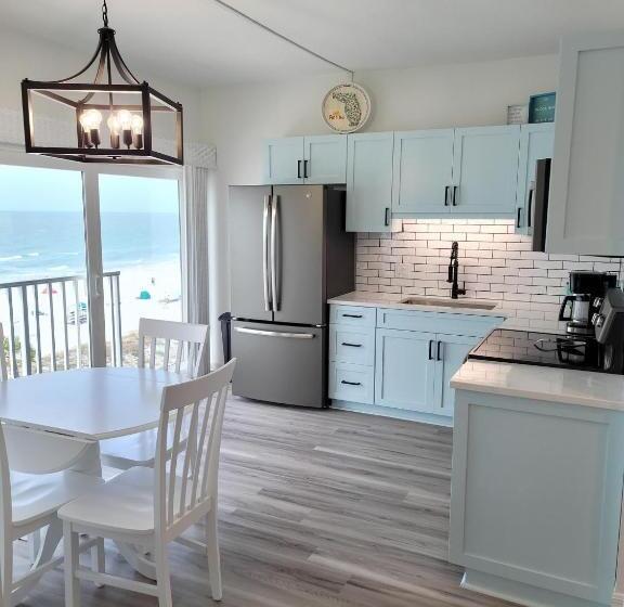 فندق Island Inn Beach Resort